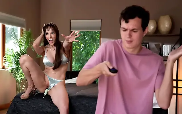 电影免费观看 妹爱大棒棒免费观 丰满熟 Straddles my boy with a hungry blowjob and tight curves