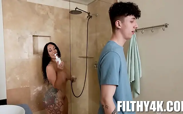 级黄色 性动交 磁力链接 Tattooed Petite Milf Takes Control in Soapy Hardcore Encounter
