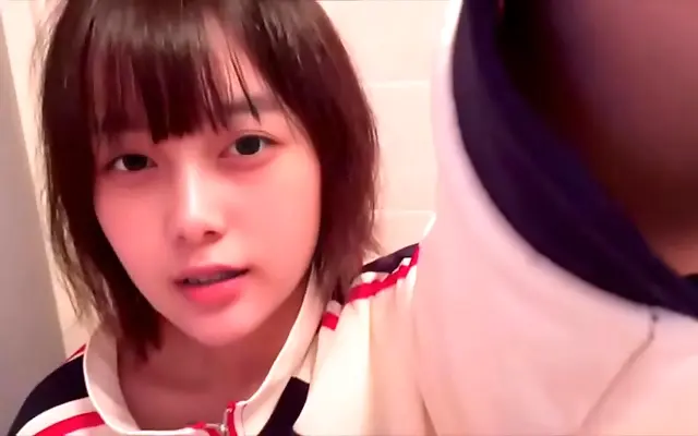 性猛交 女免费观看 丰满人妻 一夜 Pearl necklace glistens as she strokes deep in steamy bath, mom just beyond the door