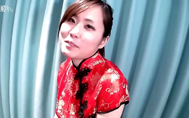 Dim room Japanese beauty pleasures her shaved pussy on camera