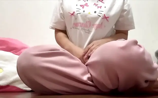 国产精品人 电视剧免费观看 精品久久久 高潮视频 Late night in her dorm a Japanese college girl can't resist the urge to pleasure herself