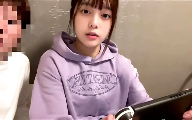 在线不卡 进入 人一 In Their Cozy Living Room She Gets Fucked Standing Up With Her Jeans Half Off