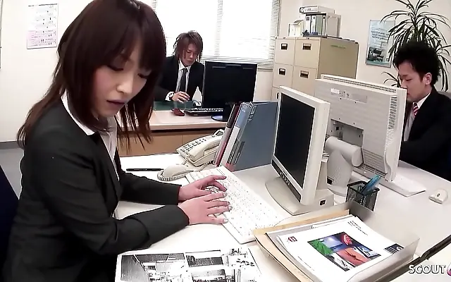 免费不卡 手机在线 久久久久久 Japanese Secretary Masturbates to Orgasm in the Office Toilet