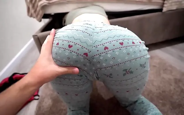 人体 老女人 的身体 POV creampie from behind as stepmom takes it all in her tight pussy