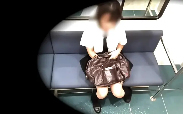 码一二三 在线不卡 亚洲熟妇 Fingers slide beneath her bag as she secretly pleasures herself on the crowded train