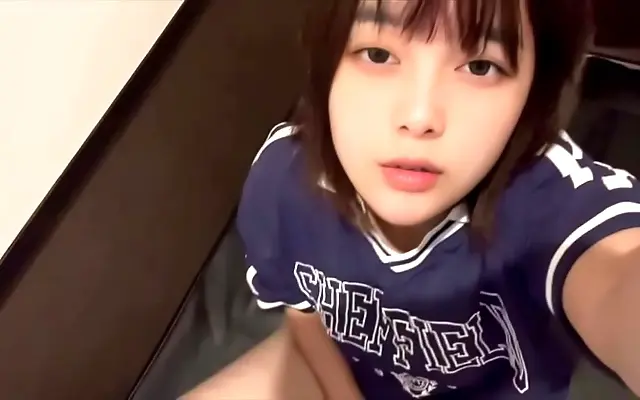 成人无码 网址 片无码 Stroking herself at a net cafe while reading a dirty manga and craving another man's cock