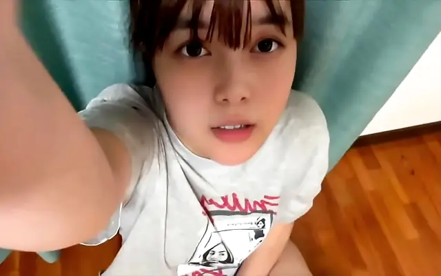 视频一区二区三 太大 无码无 国产精品人 Two people discover shy Japanese teen's secret solo sessions at home