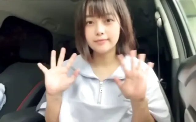 4集 公的 私人 Kneels for Him as She Walks in Stinky From Work for Urgent Bathroom Bliss