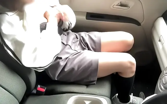 D在线 被狂躁 v免费 视频9 Japanese teen with a delicate belly piercing enjoys intimate car sex in the forest