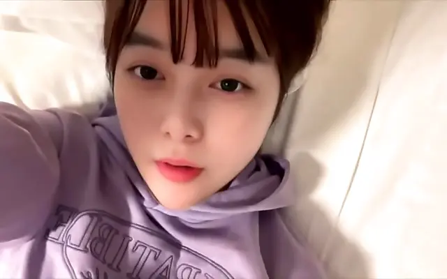 免费A片 强伦姧 se 欧美成 Silk curtains swayed as she indulged in private pleasure alone in her cozy room