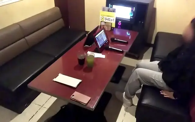 AV国产 卡2卡3卡4卡 区中文 One sultry karaoke session where a playful Japanese teen lets her voice and fingers soar