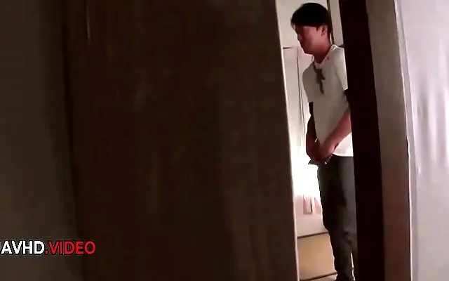 产国 日韩国产 v在线 Kitchen conquest as shy Japanese beauty serves up hot amateur blowjob